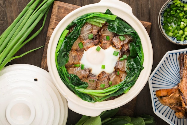 Cuisson à la cantonaise du riz en terre cuite avec des viandes cirées