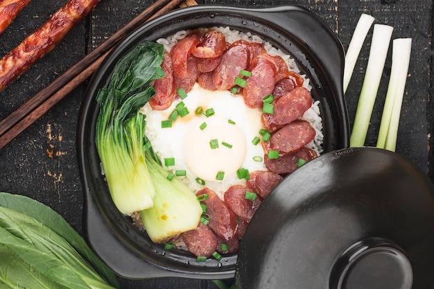 Cuisson à la cantonaise de riz en terre cuite avec des viandes cirées