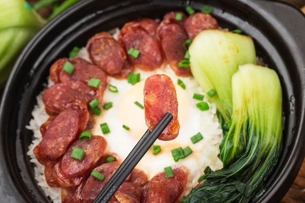 Cuisson à la cantonaise de riz en terre cuite avec des viandes cirées