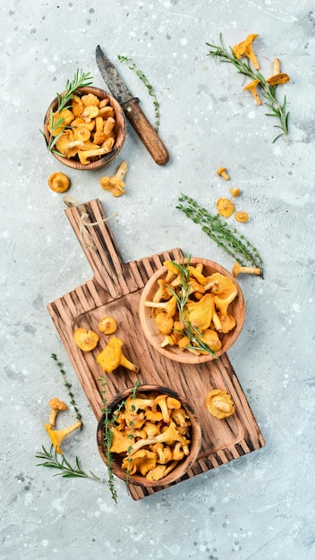 La cuisson des champignons Chanterelle sur la table de la cuisine est prête à être cuite Vue de dessus Espace libre pour le texte