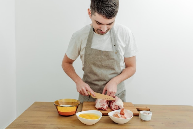 Cuisson en cours Farine d'œufs de viande sel sur la table planche à découper et couteau