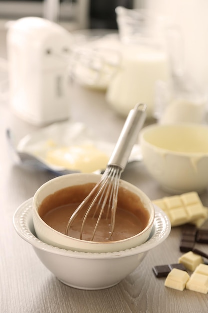 Cuisson de la crème au chocolat dans la cuisine