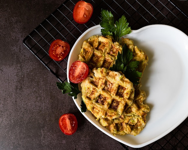 Cuisson des crêpes de courgettes aux tomates