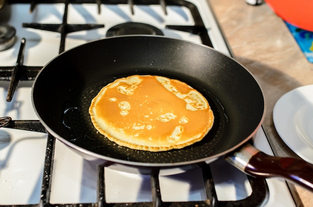 Cuisson des crêpes dans une poêle.