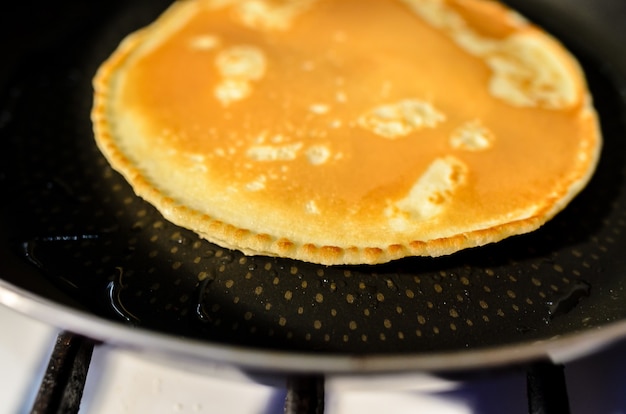 Cuisson des crêpes dans une poêle.