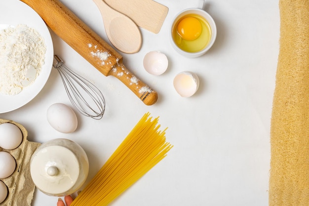 Cuisson des crêpes sur fond blanc vue de dessus ingrédients pour faire un concept de nutrition naturelle saine