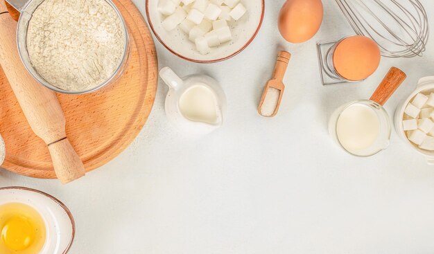 Cuisson Cuisson Ingrédients œufs farine lait beurre sucre ingrédients et outils pour faire un gâteau