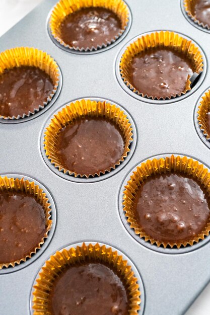 Cuisson des cupcakes au chocolat dans un moule à cupcake.