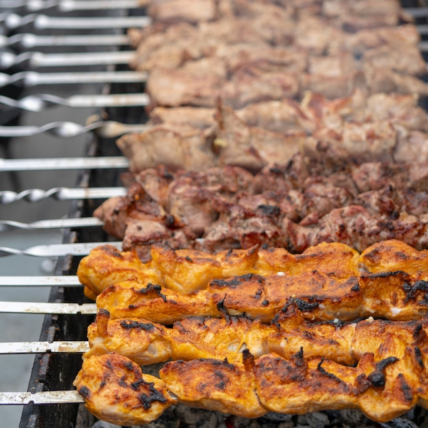 Cuisson du barbecue sur les braises.