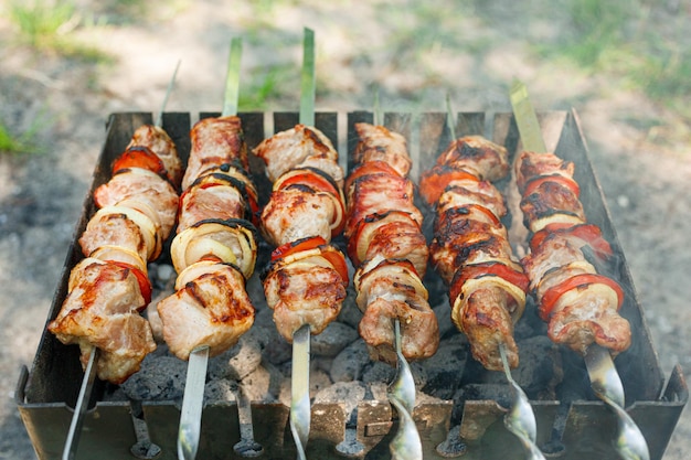 Cuisson du barbecue avec des légumes sur des brochettes Viande rôtie sur le grill en gros plan