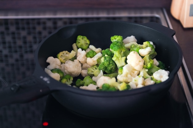 Cuisson du chou-fleur de légumes surgelés dans une poêle