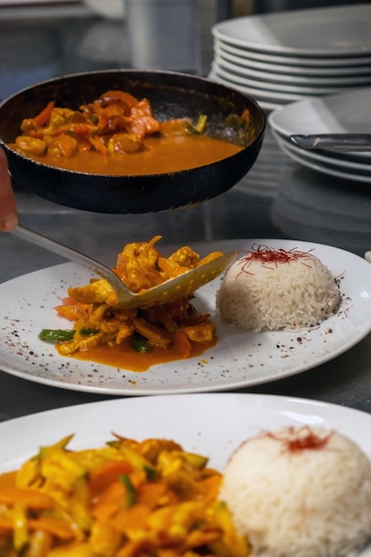 Cuisson du curry rouge avec du poulet aux fruits de mer et du riz