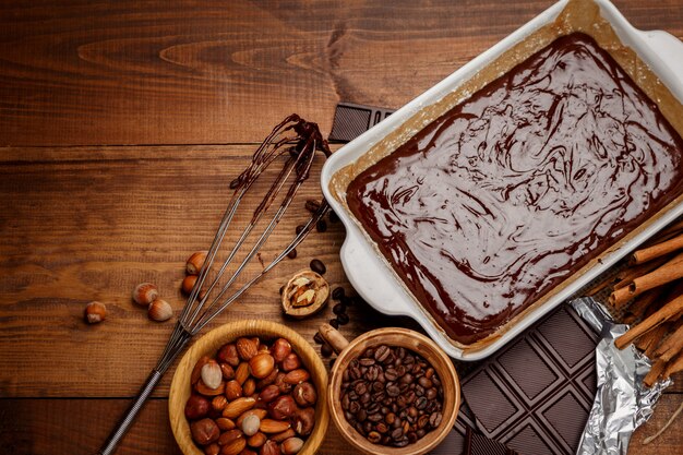 Cuisson du gâteau au chocolat dans une cuisine rustique.