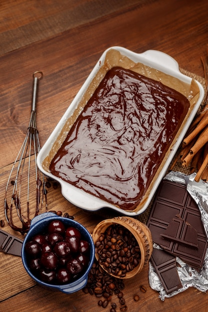 Cuisson du gâteau au chocolat dans une cuisine rustique.