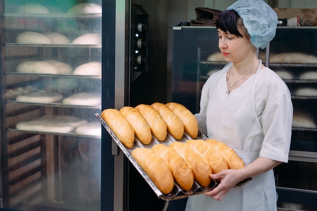 Cuisson du pain délicieux dans la boulangerie.