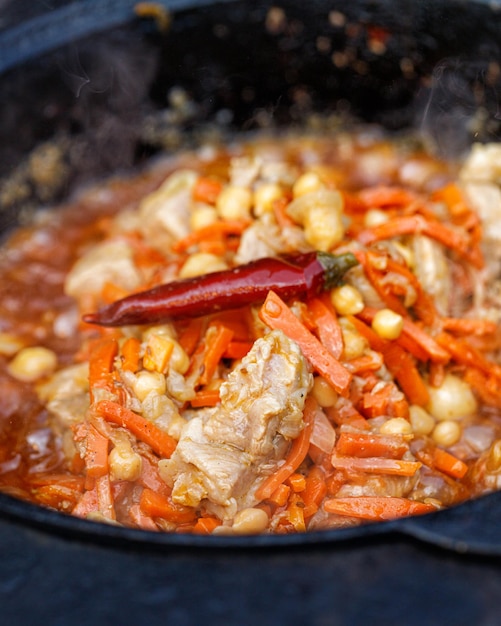 Cuisson du pilaf dans une casserole ou un chaudron Le pilaf est préparé sur un feu ouvert