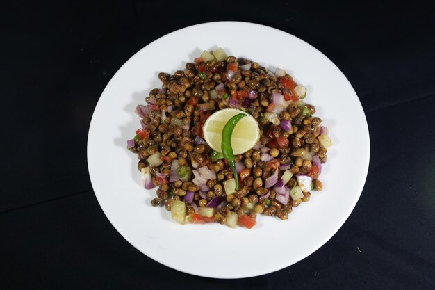 Cuisson du plat indien Chana dal dans une poêle