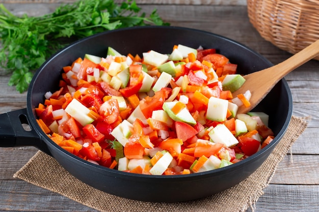 Cuisson du ragoût de légumes. Pas à pas, cuisine maison