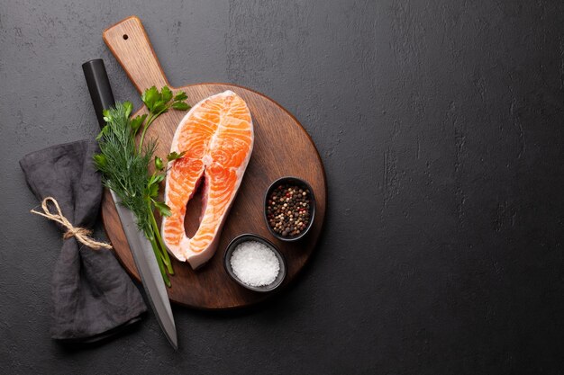 Cuisson du saumon cru frais Steak de poisson aux herbes et épices