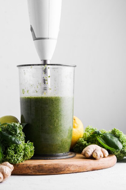 Cuisson Du Smoothie Vert Dans Un Mélangeur Sur Un Fond Clair.