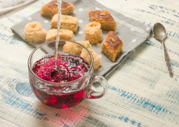 Cuisson du thé aux fruits Verser de l'eau bouillante dans une tasse sur le fond des bonbons orientaux