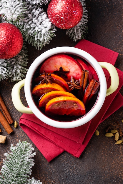 Cuisson du vin chaud de Noël