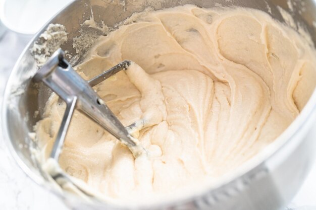 Cuisson d'un gâteau rond à la vanille fait maison.