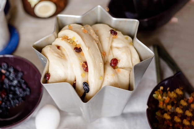 Cuisson des gâteaux de Pâques Europe de l'Est traditionnelle Gâteau de Pâques russe et ukrainien Kulich décoré de glaçage au sucre sucré Savoureux pain paska orthodoxe fait à la main