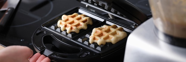 Cuisson des gaufres dans un gaufrier à la maison agrandi