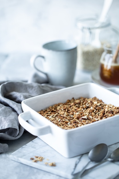 Cuisson granola maison. Mise au point sélective