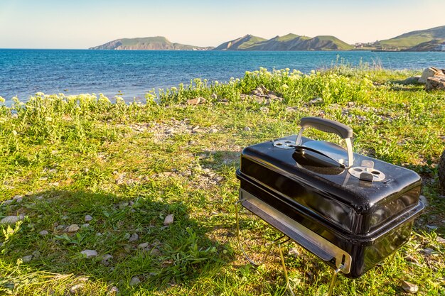 Cuisson sur la grille du barbecue. Extérieur. Près de la plage de la mer et des montagnes