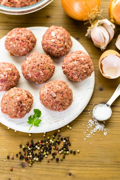 Cuisson de grosses boulettes de viande italiennes maison pour le dîner.