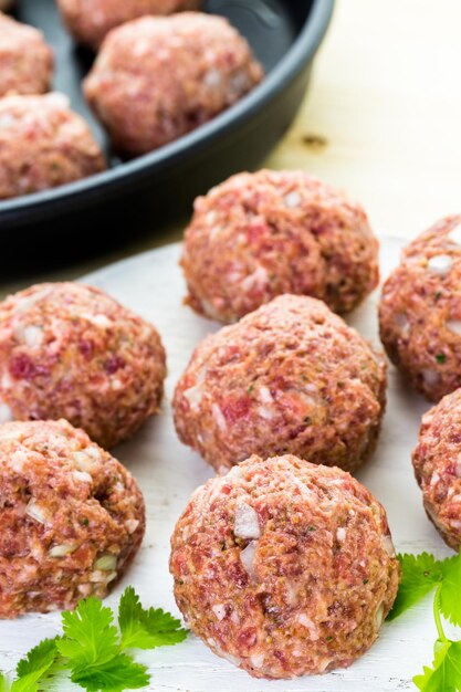 Cuisson de grosses boulettes de viande italiennes maison pour le dîner.