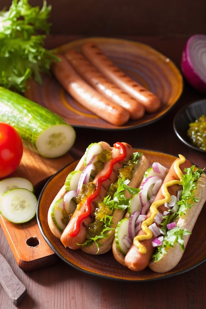 Cuisson de hot-dogs grillés à la moutarde de ketchup aux légumes