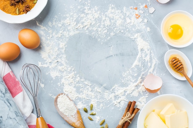 Cuisson des ingrédients de cuisine sur une table de cuisine