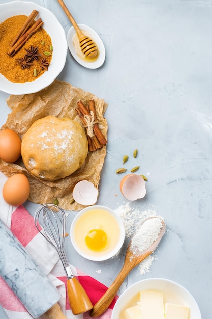 Cuisson des ingrédients de cuisine sur une table de cuisine