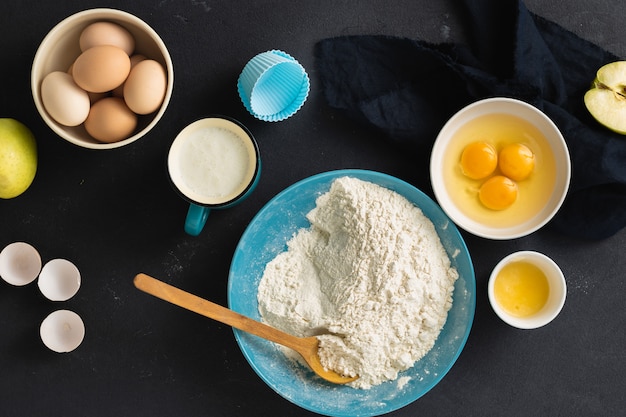 Cuisson Des Ingrédients Pour La Cuisson De La Tarte Aux Pommes Faite Maison, Vue De Dessus