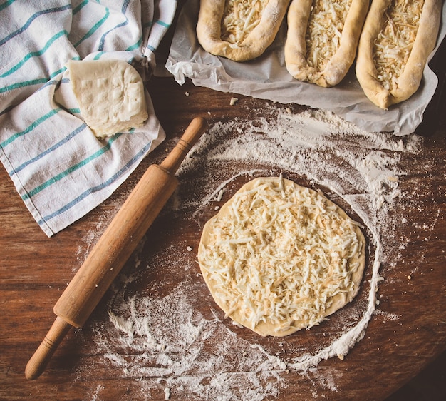 Cuisson khachapuri avec du fromage sur une table