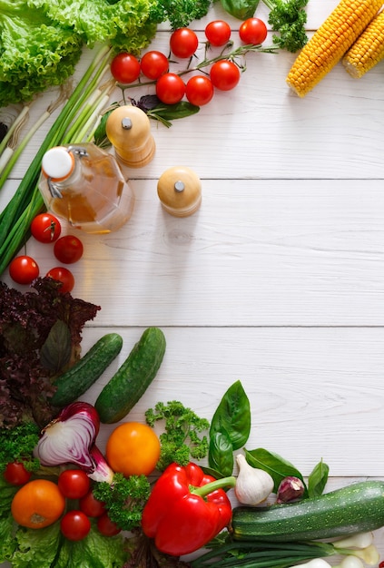 La cuisson des légumes frais sur bois blanc avec espace copie