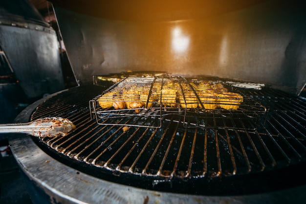 Cuisson des légumes sur le gril dans la cuisine du restaurant