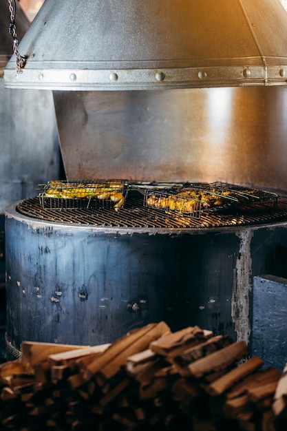 Cuisson des légumes sur le gril dans la cuisine du restaurant