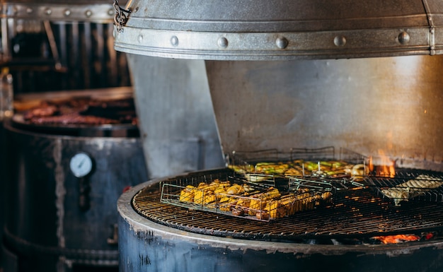 Cuisson des légumes sur le gril dans la cuisine du restaurant