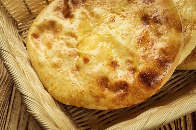 Cuisson maison du pain géorgien traditionnel khachapuri avec du fromage sur la table en bois