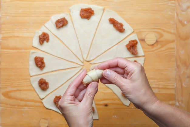 Cuisson de mini croissants dans la cuisine à la maison