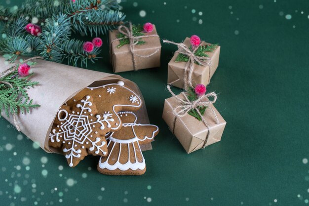 Cuisson de Noël et des fêtes. Biscuits au gingembre avec décor sur une surface verte