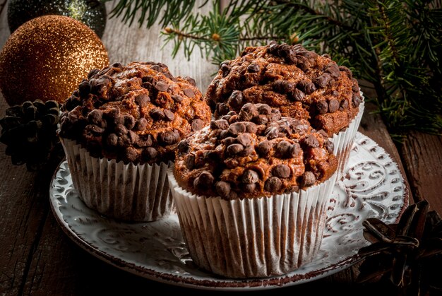 Cuisson de Noël, trois muffins au chocolat sur une plaque