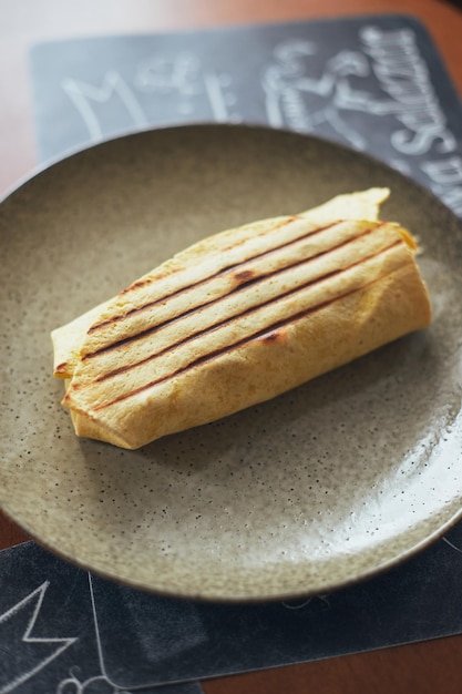 Cuisson de la nourriture mexicaine burrito à la maison tortilla de blé grillée farcie de fromage poulet haricots maïs l