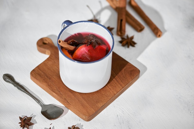 Cuisson des oranges au vin rouge avec des épices