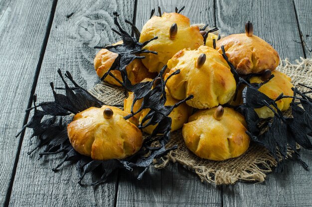 Cuisson originale sous forme de citrouille et de papier barbelé noir pour la fête d'Halloween