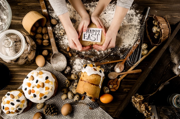 Cuisson de Pâques sur une surface en bois